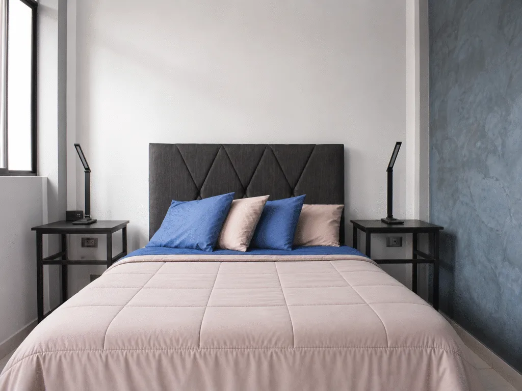 Cama matrimonial en la habitación el Astrónomo